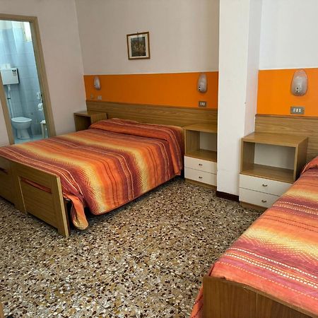 Hotel Garni Capinera Garda  Buitenkant foto
