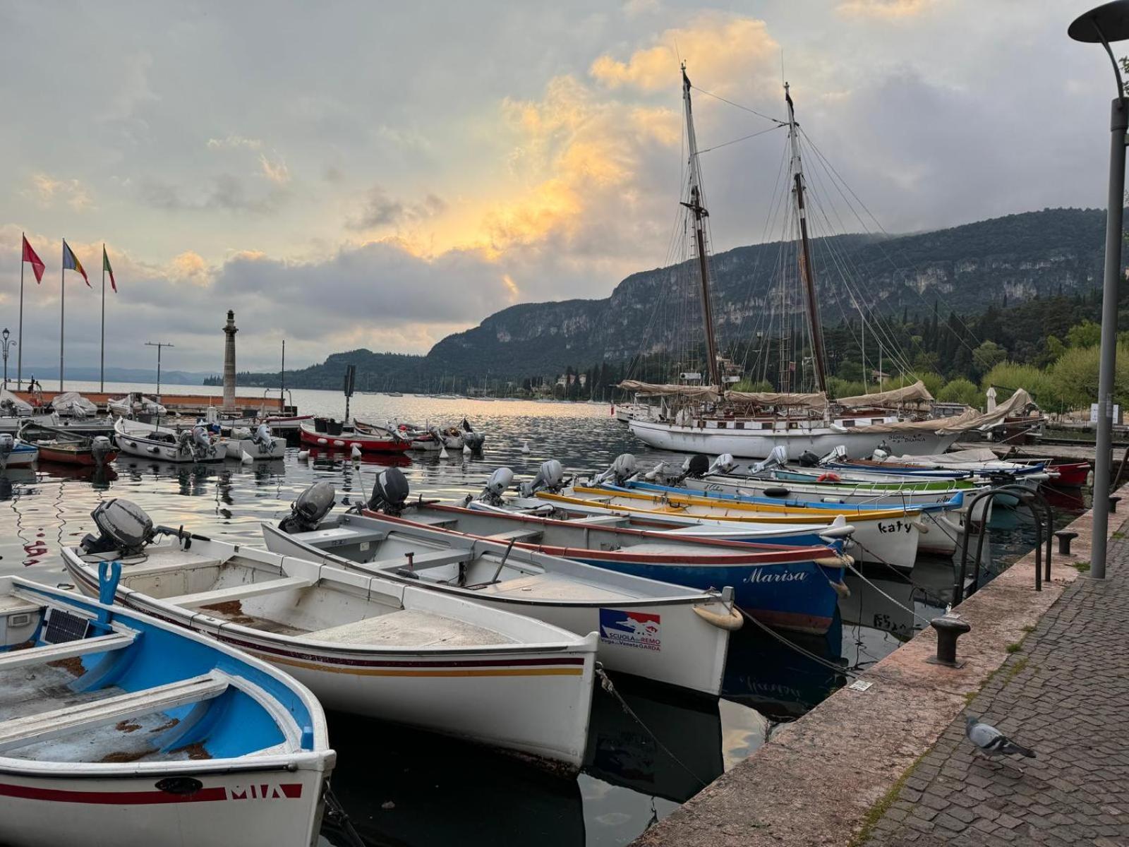 Hotel Garni Capinera Garda  Buitenkant foto