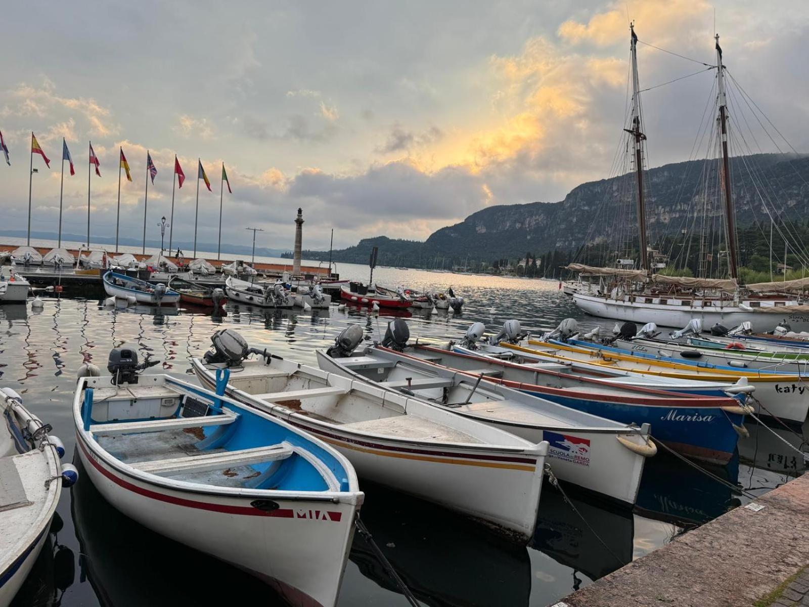 Hotel Garni Capinera Garda  Buitenkant foto