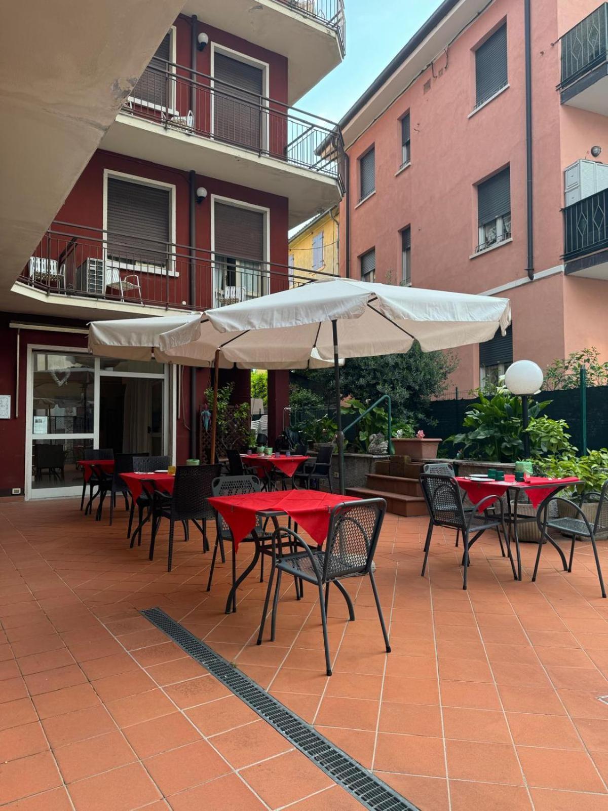 Hotel Garni Capinera Garda  Buitenkant foto