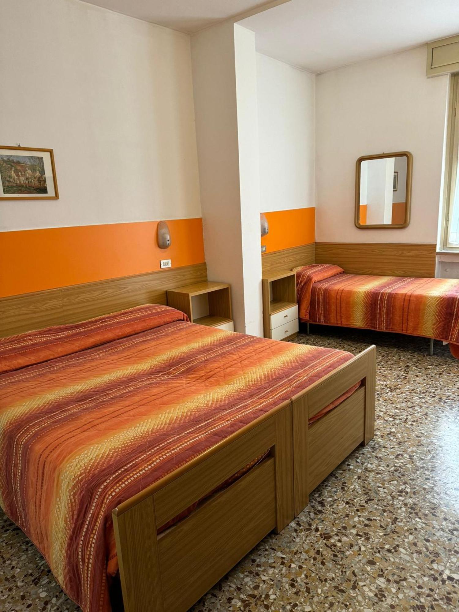 Hotel Garni Capinera Garda  Buitenkant foto