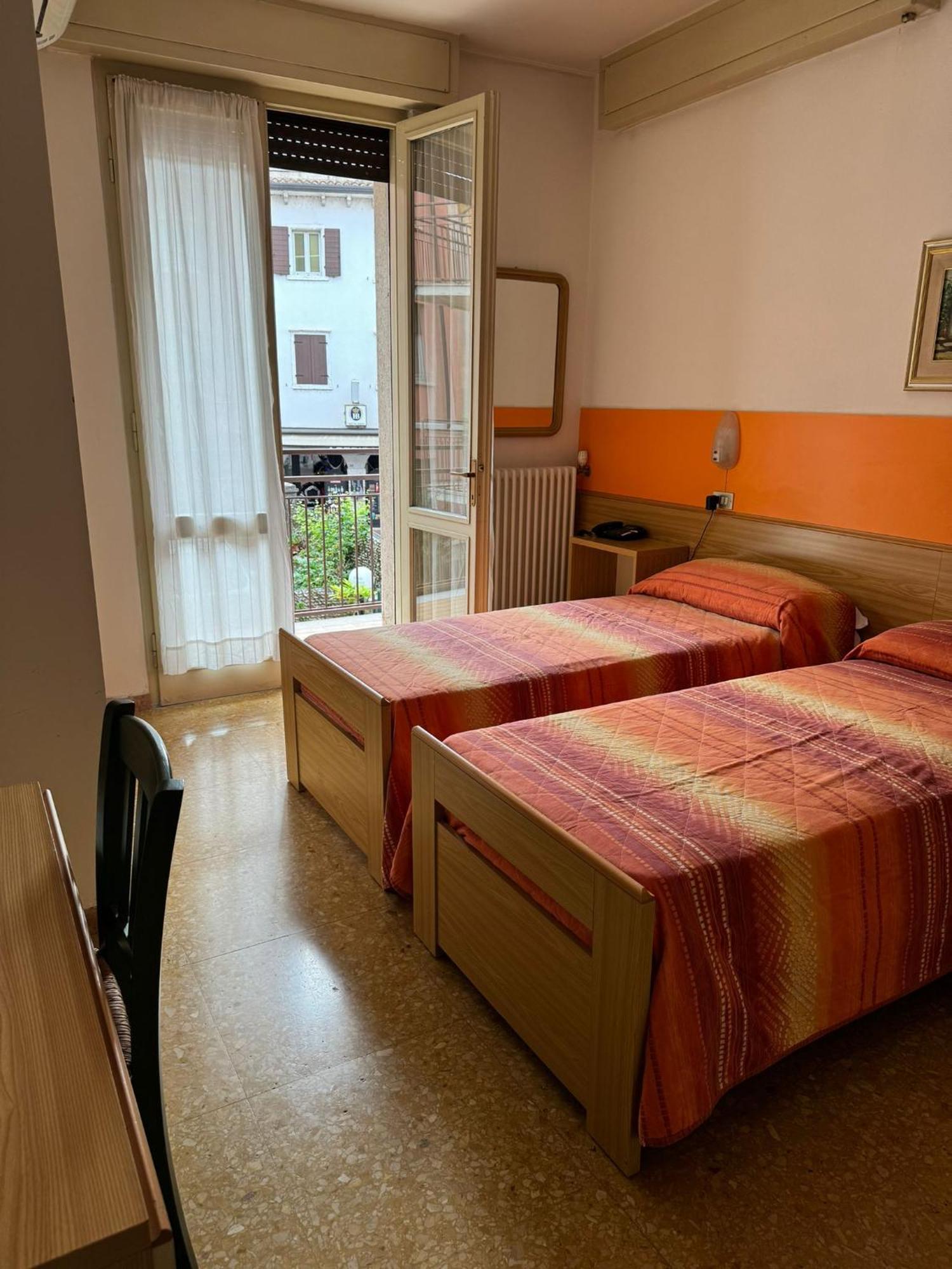 Hotel Garni Capinera Garda  Buitenkant foto
