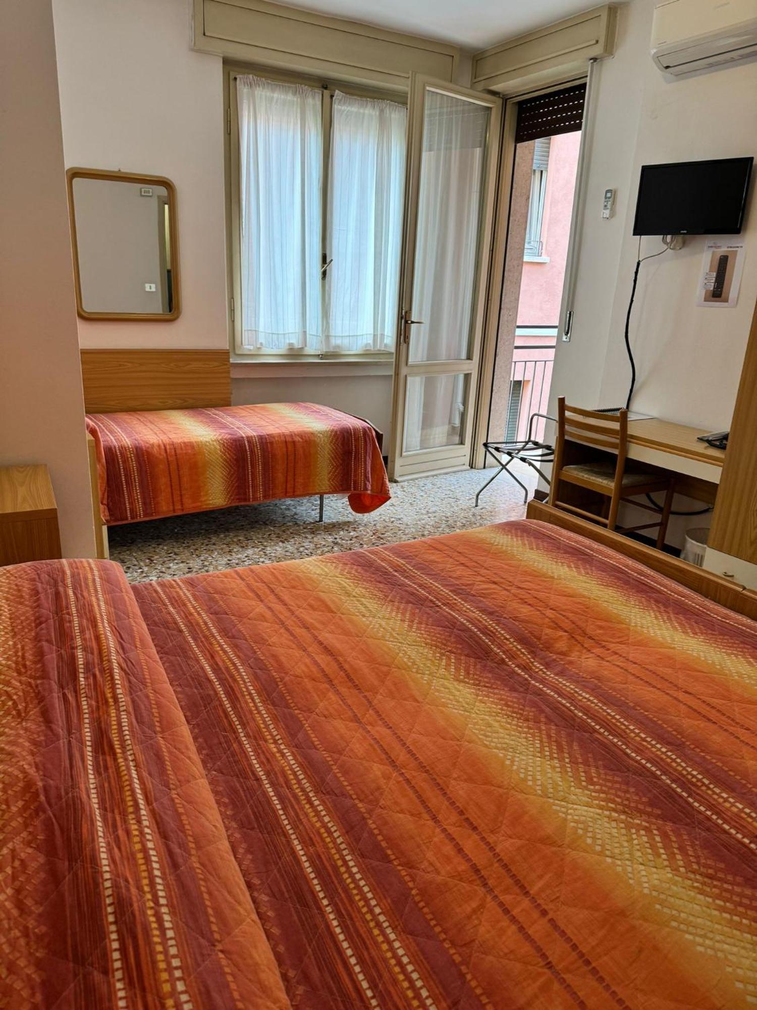 Hotel Garni Capinera Garda  Buitenkant foto