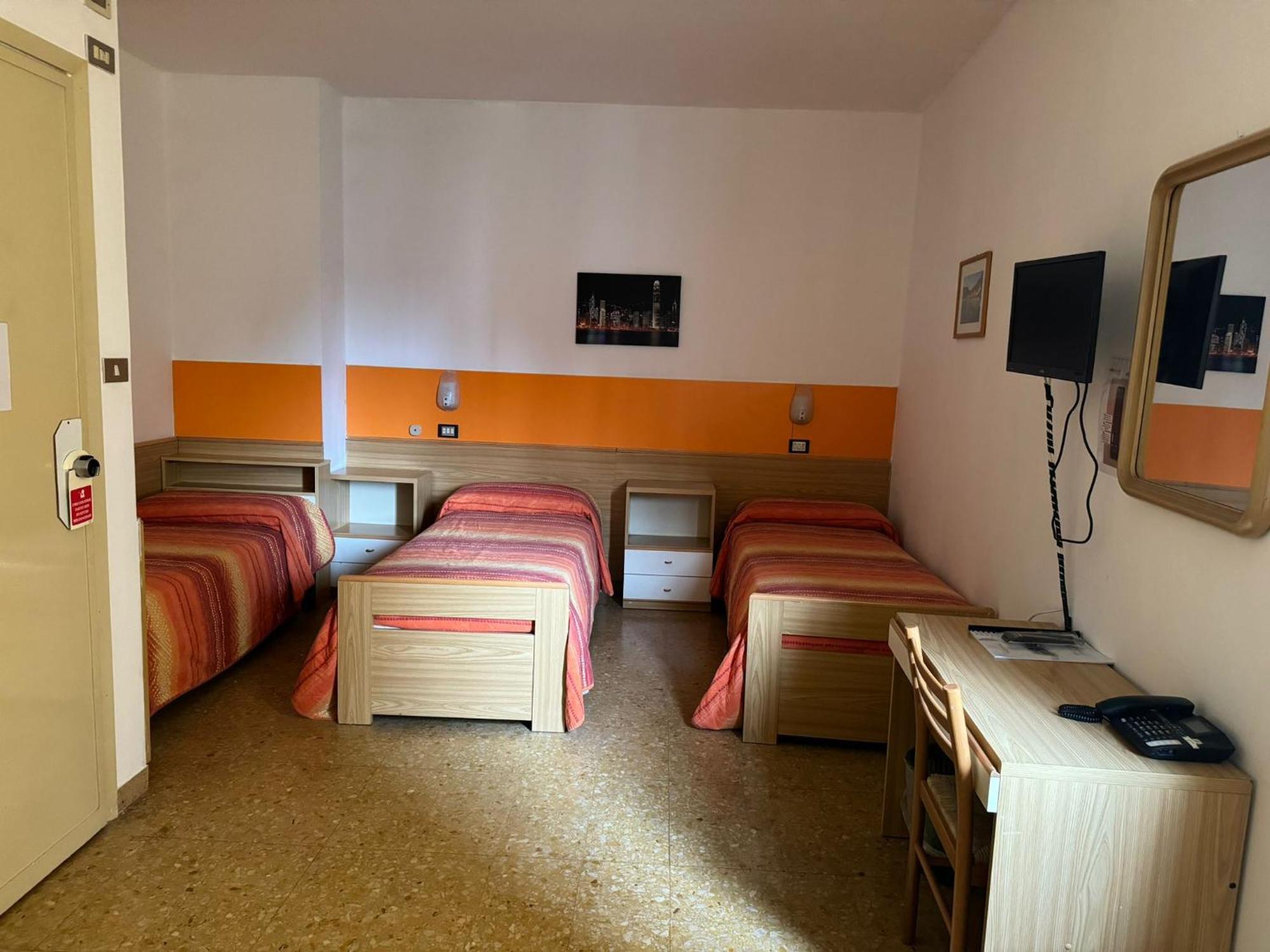 Hotel Garni Capinera Garda  Buitenkant foto