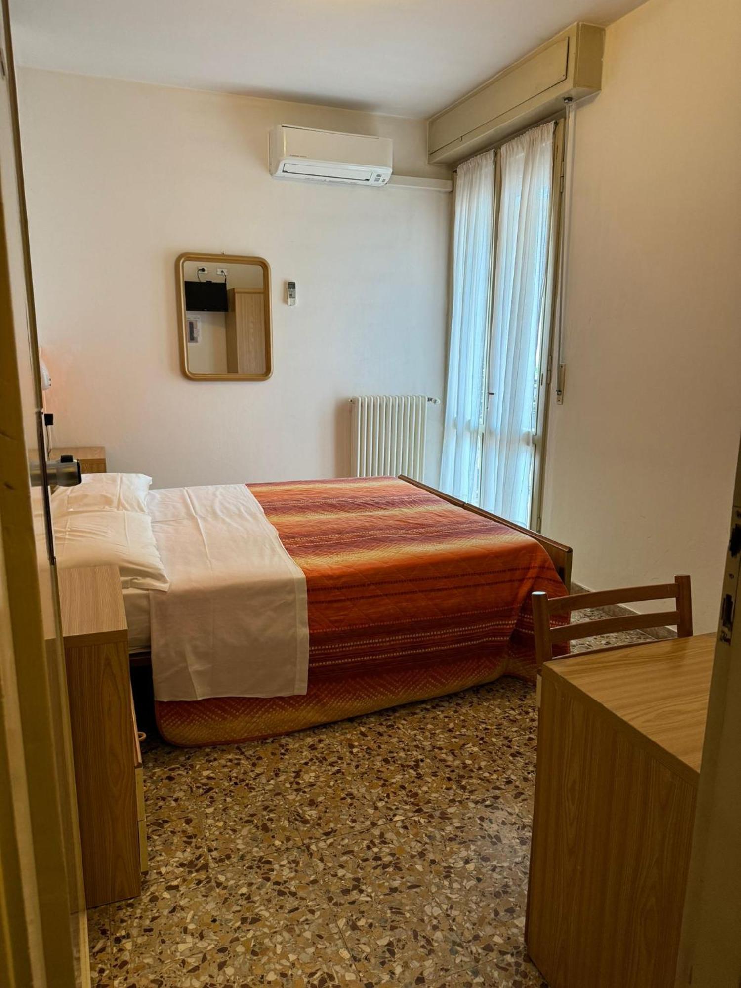 Hotel Garni Capinera Garda  Buitenkant foto