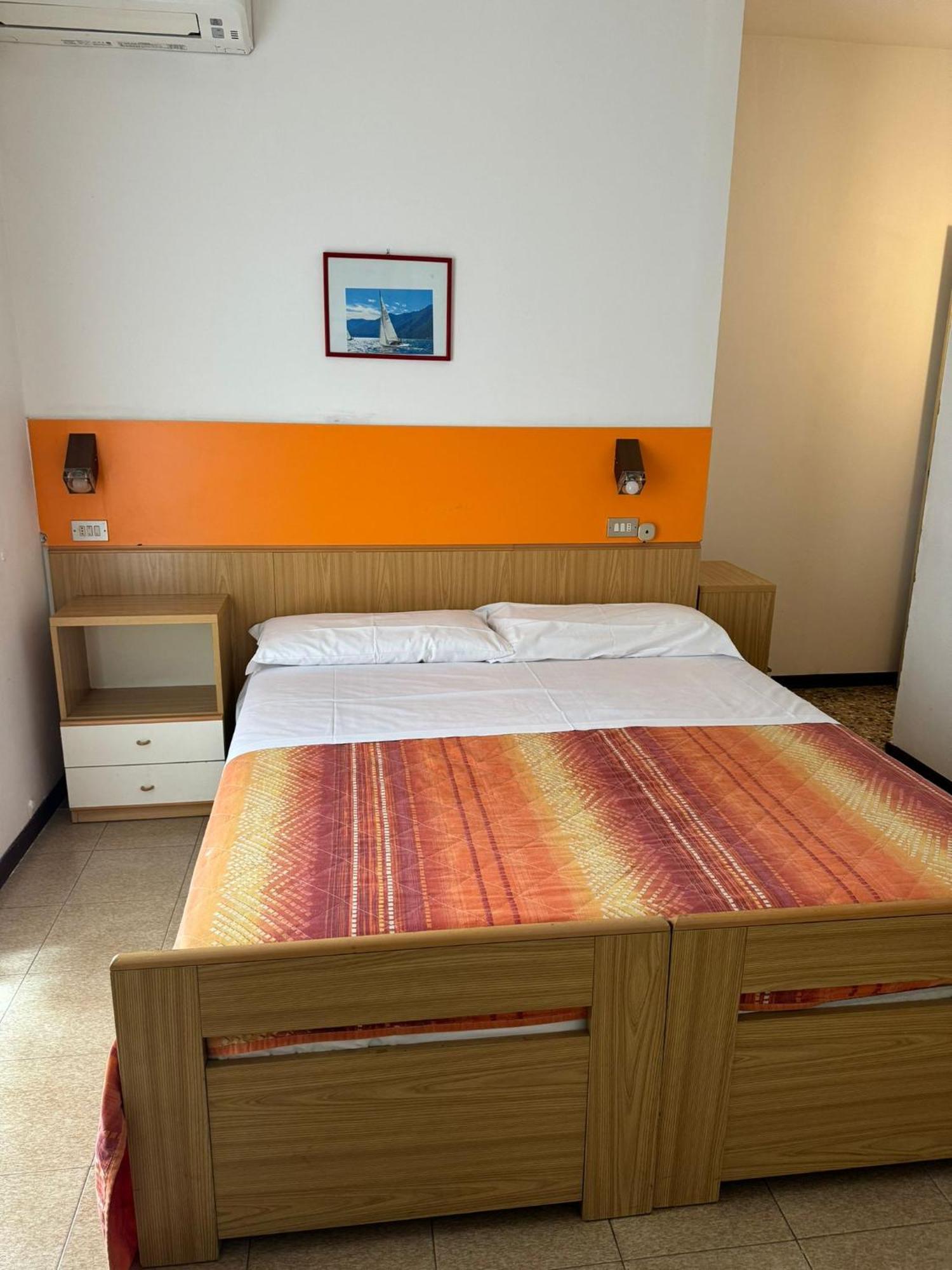 Hotel Garni Capinera Garda  Buitenkant foto