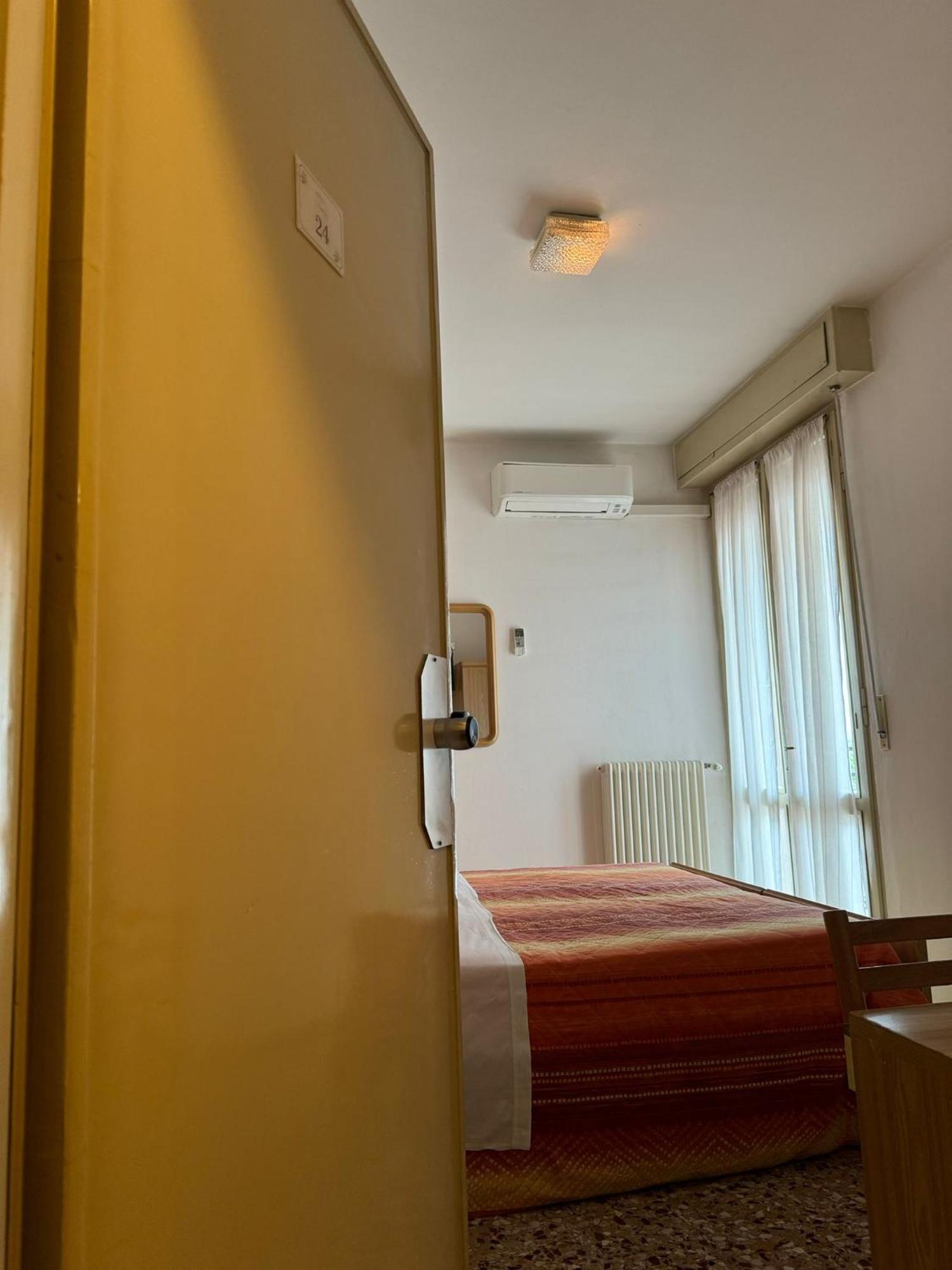 Hotel Garni Capinera Garda  Buitenkant foto