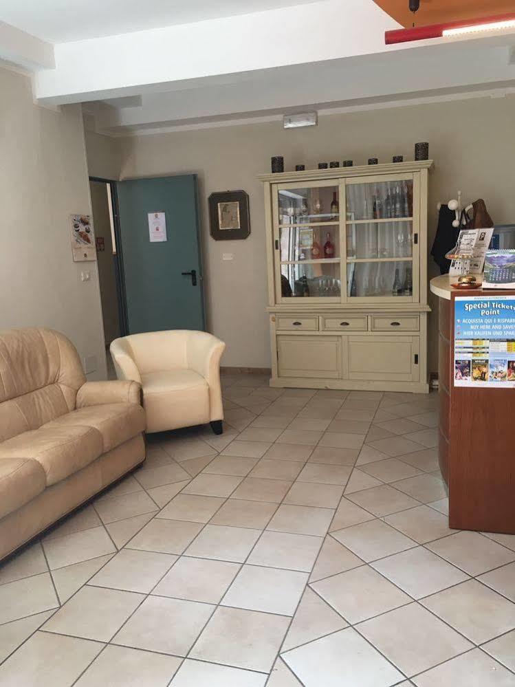 Hotel Garni Capinera Garda  Buitenkant foto