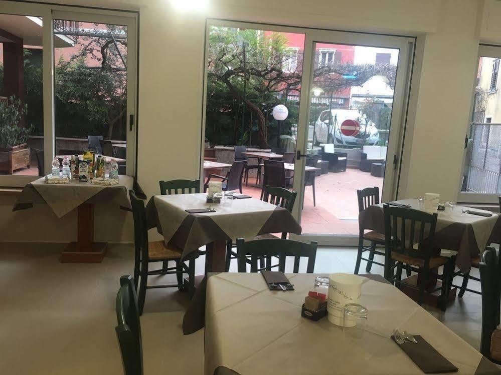 Hotel Garni Capinera Garda  Buitenkant foto