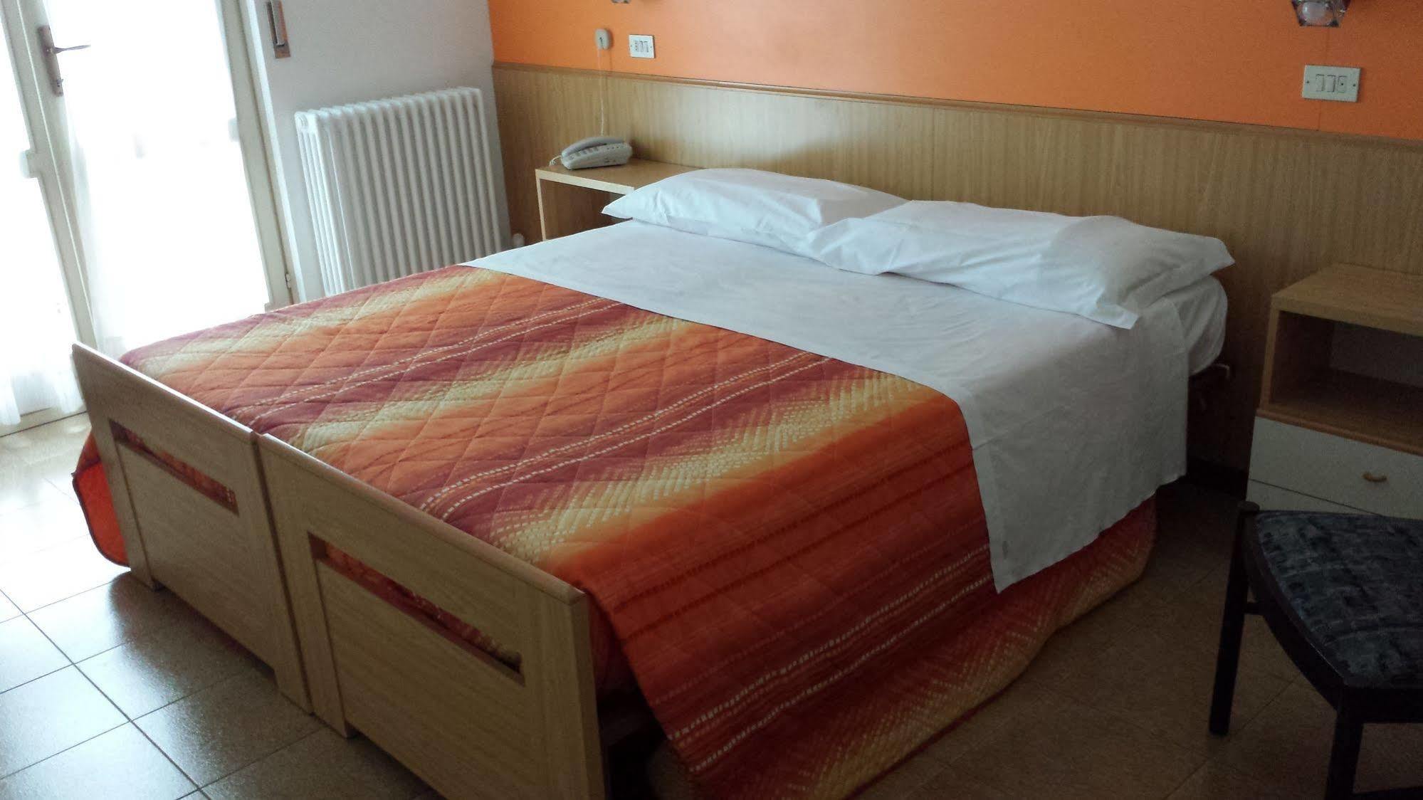 Hotel Garni Capinera Garda  Buitenkant foto