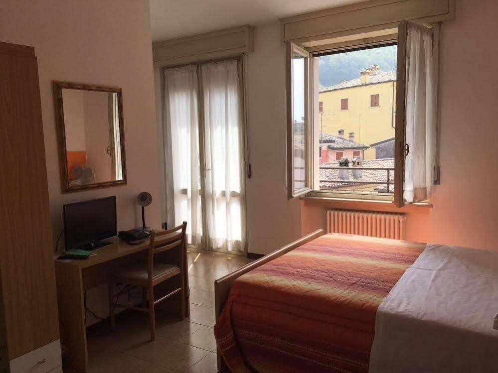 Hotel Garni Capinera Garda  Buitenkant foto
