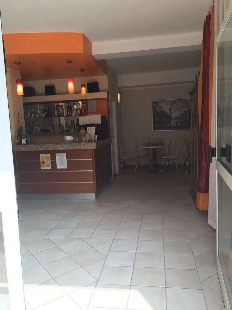 Hotel Garni Capinera Garda  Buitenkant foto